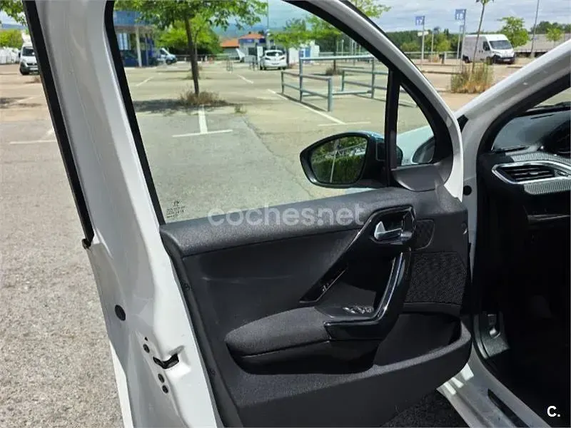 Usado Peugeot 208 Style 82 CV (60 kW) 2016 Blanco Utilitario