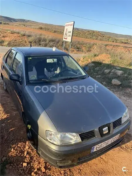 Usado Seat Cordoba 60 CV (44 kW) 2002 Gris / plata Berlina