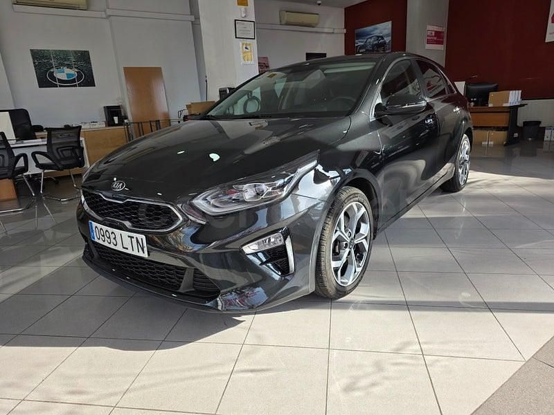 Usado Kia Ceed 136 CV (100 kW) 2021 Negro Utilitario