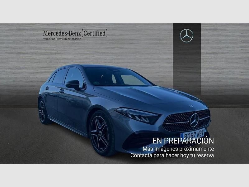 Usado Mercedes A180 116 CV (85 kW) 2025 Manufaktur gris montaña magno Berlina