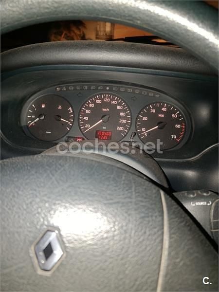 Usado Renault Mégane 90 CV (66 kW) 1997 Rojo Berlina