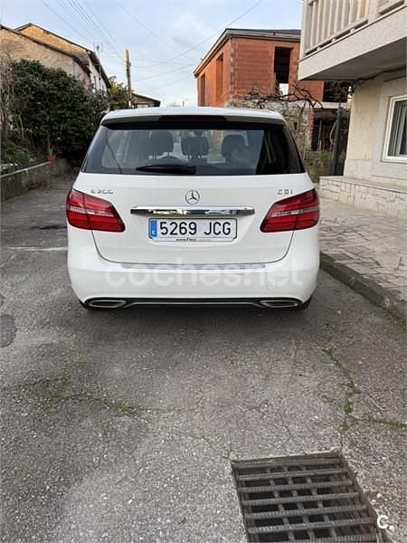 Usado Mercedes B200 Urban 136 CV (100 kW) 2015 Blanco Monovolumen