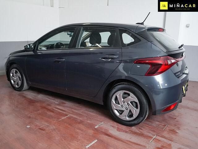 Usado Hyundai i20 100 CV (73 kW) 2023 Gris Berlina