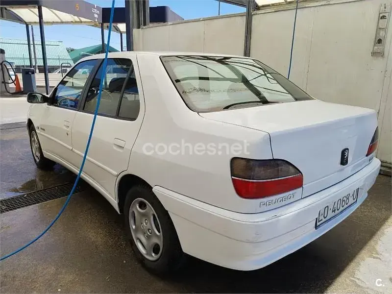 Usado Peugeot 306 90 CV (66 kW) 2000 Blanco Berlina