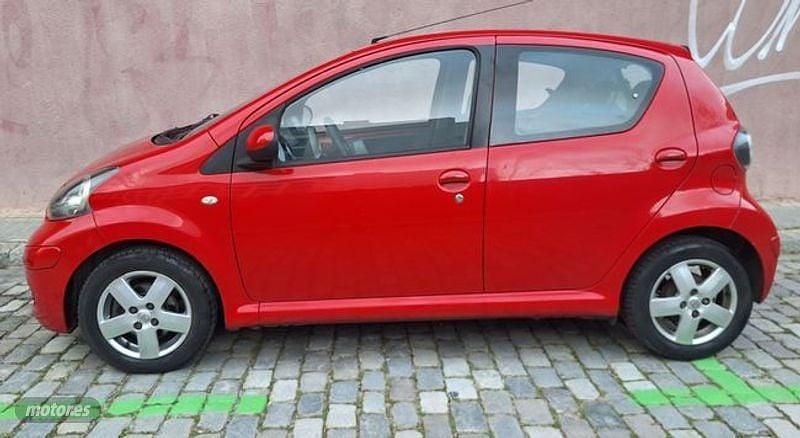 Usado Toyota Aygo 68 CV (50 kW) 2010 Rojo Utilitario