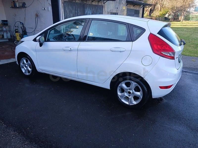 Usado Ford Fiesta Trend 68 CV (50 kW) 2010 Blanco Utilitario