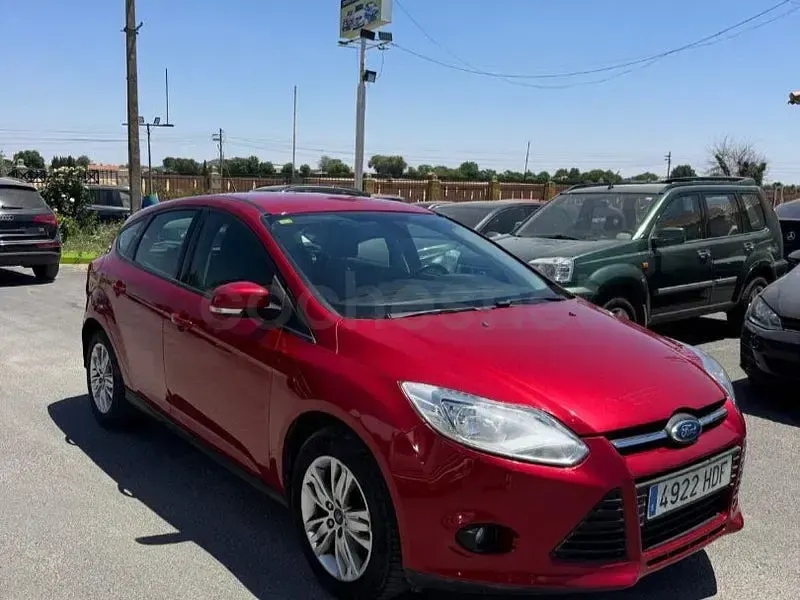 Usado Ford Focus Trend 125 CV (91 kW) 2011 Granate Berlina