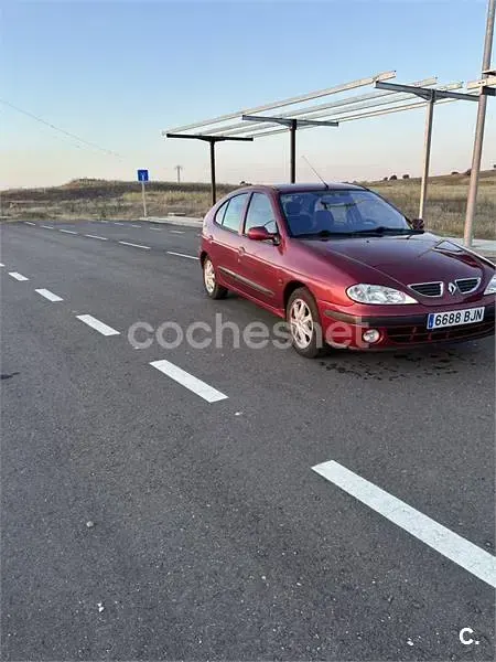Usado Renault Mégane Expression 80 CV (58 kW) 2001 Rojo Berlina