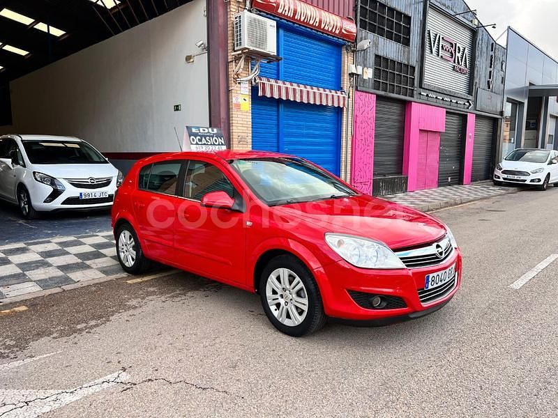 Rojo Usado 2009 Opel Astra Edition Berlina | 5990 € (Caro) - Imagen 1/4