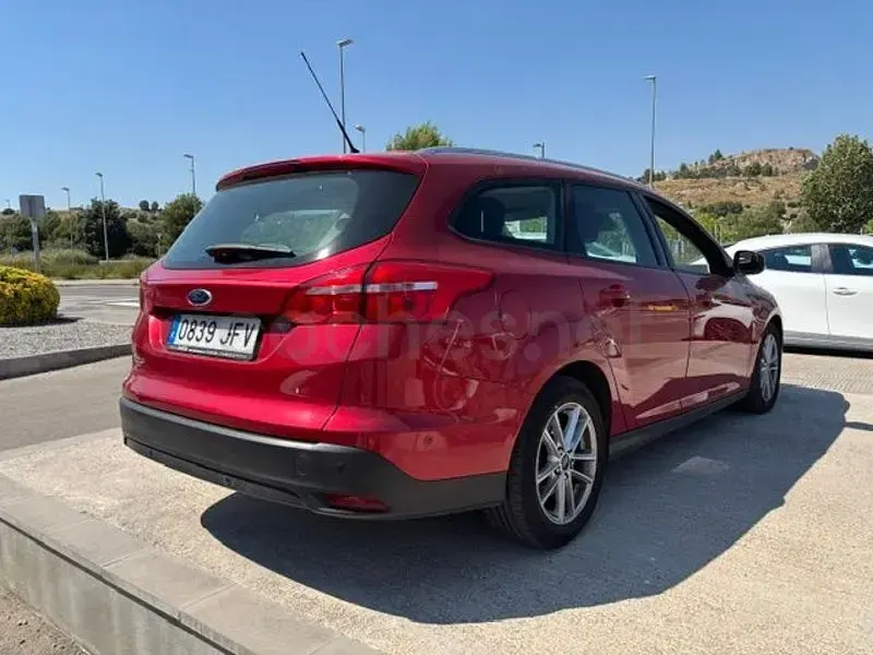 Usado Ford Focus Trend 120 CV (88 kW) 2015 Granate Familiar