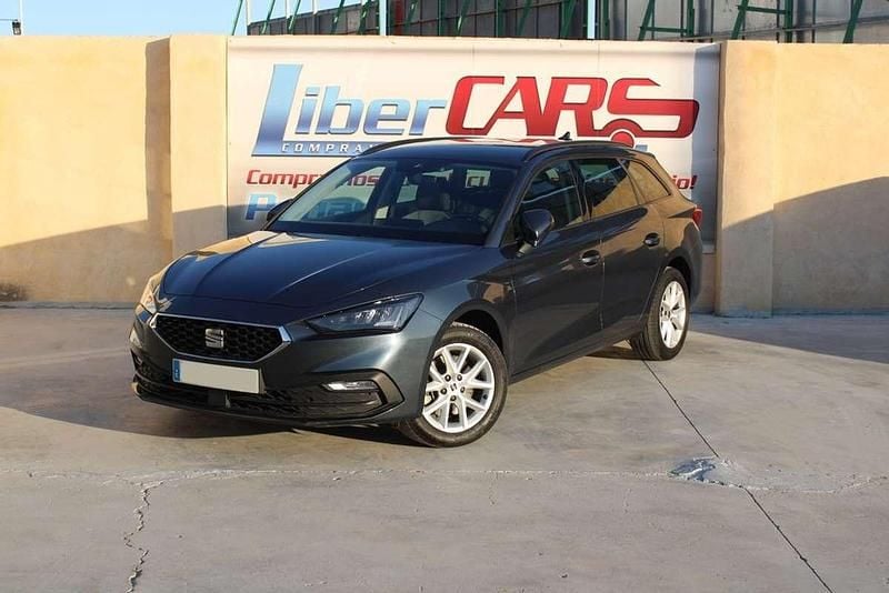 Usado Seat Leon Style 150 CV (110 kW) 2021 Gris Familiar