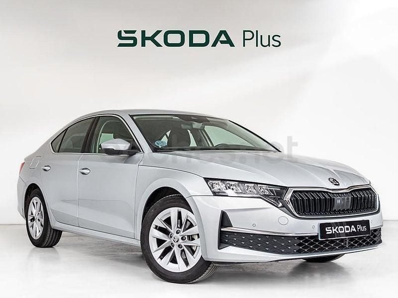 Usado Skoda Octavia Selection 116 CV (85 kW) 2024 Gris plata Berlina