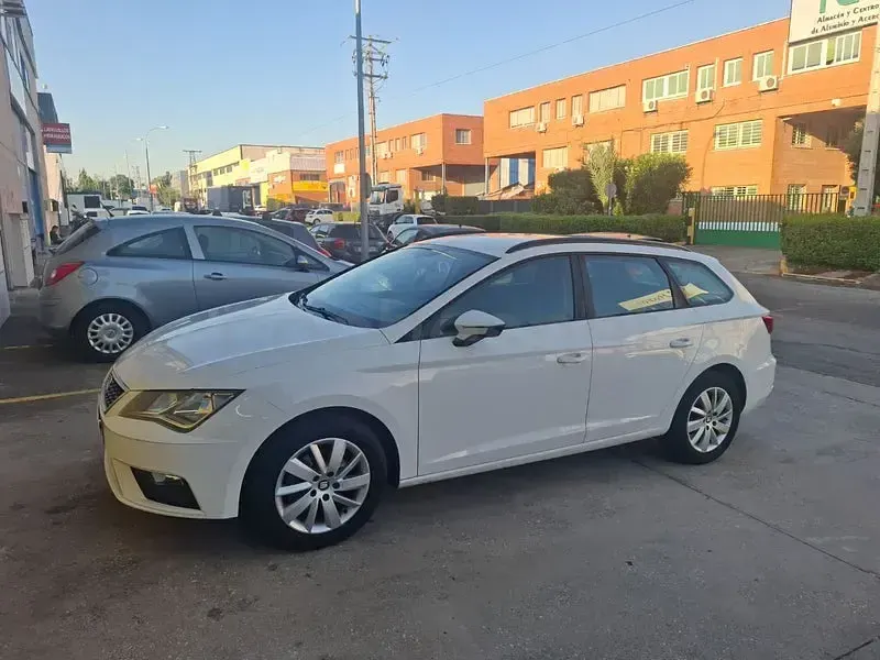 Usado Seat Leon Reference 115 CV (84 kW) 2018 Blanco Familiar