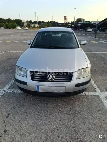 Usado VW Passat Comfortline 130 CV (95 kW) 2001 Gris / plata Berlina