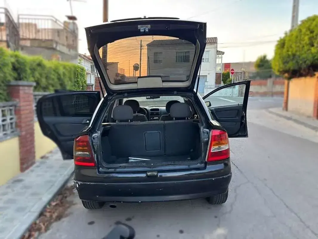 Usado Opel Astra Edition 125 CV (91 kW) 2002 Negro Berlina