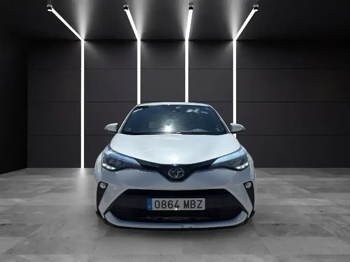 Begagnad Toyota C-HR Advance 122 HK (89 kW) 2022 Vit SUV