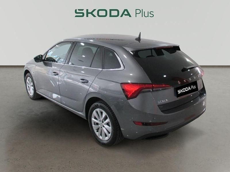 Usado Skoda Scala Selection 115 CV (84 kW) 2024 Gris Utilitario