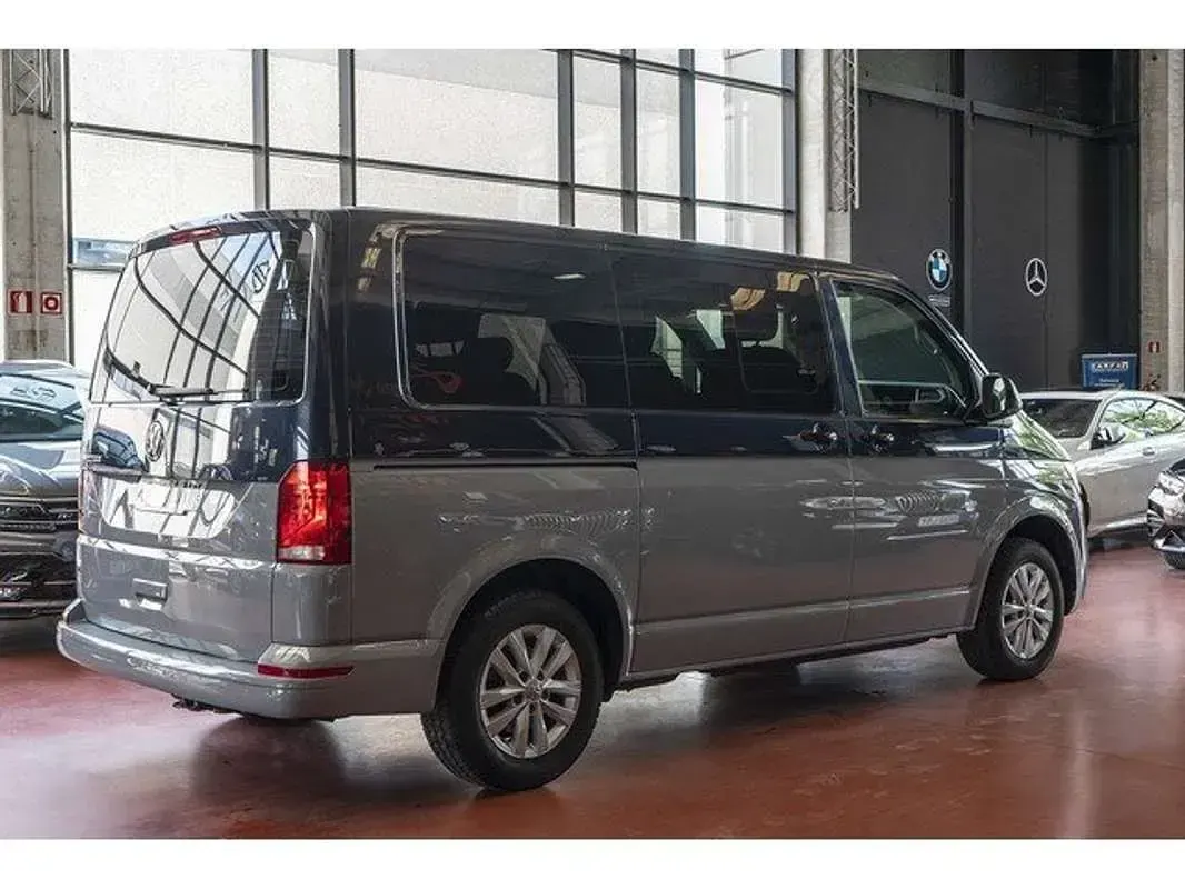 Usado VW Multivan 110 CV (80 kW) 2021 Azul Monovolumen