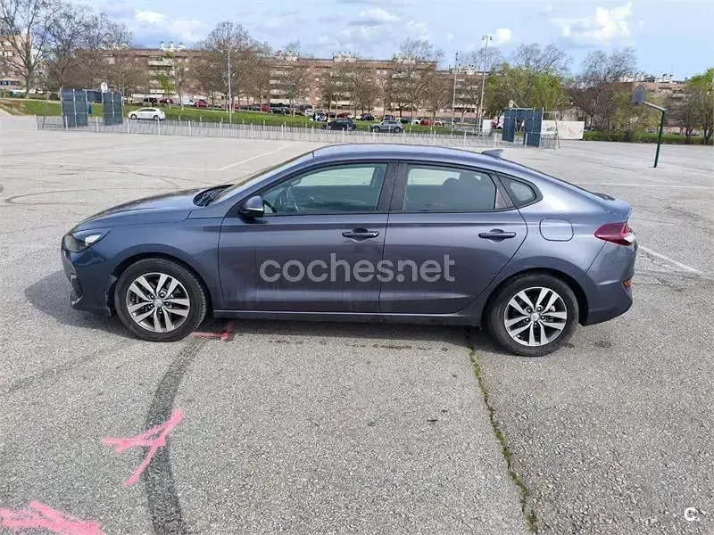 Usado Hyundai i30 120 CV (88 kW) 2019 Gris / plata Berlina