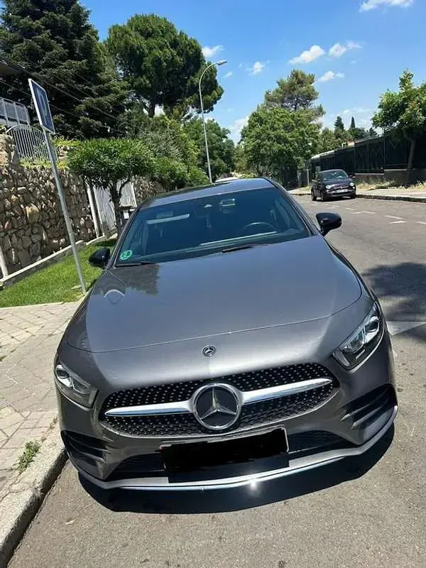 Usado Mercedes A180 109 CV (80 kW) 2019 Gris Utilitario