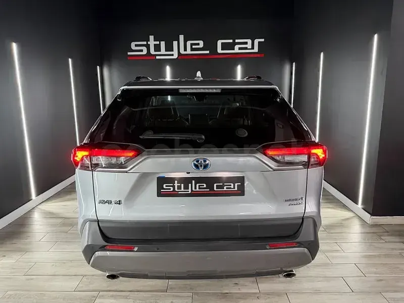 Usado Toyota RAV4 Hybrid Luxury 222 CV (163 kW) 2021 Gris / plata SUV