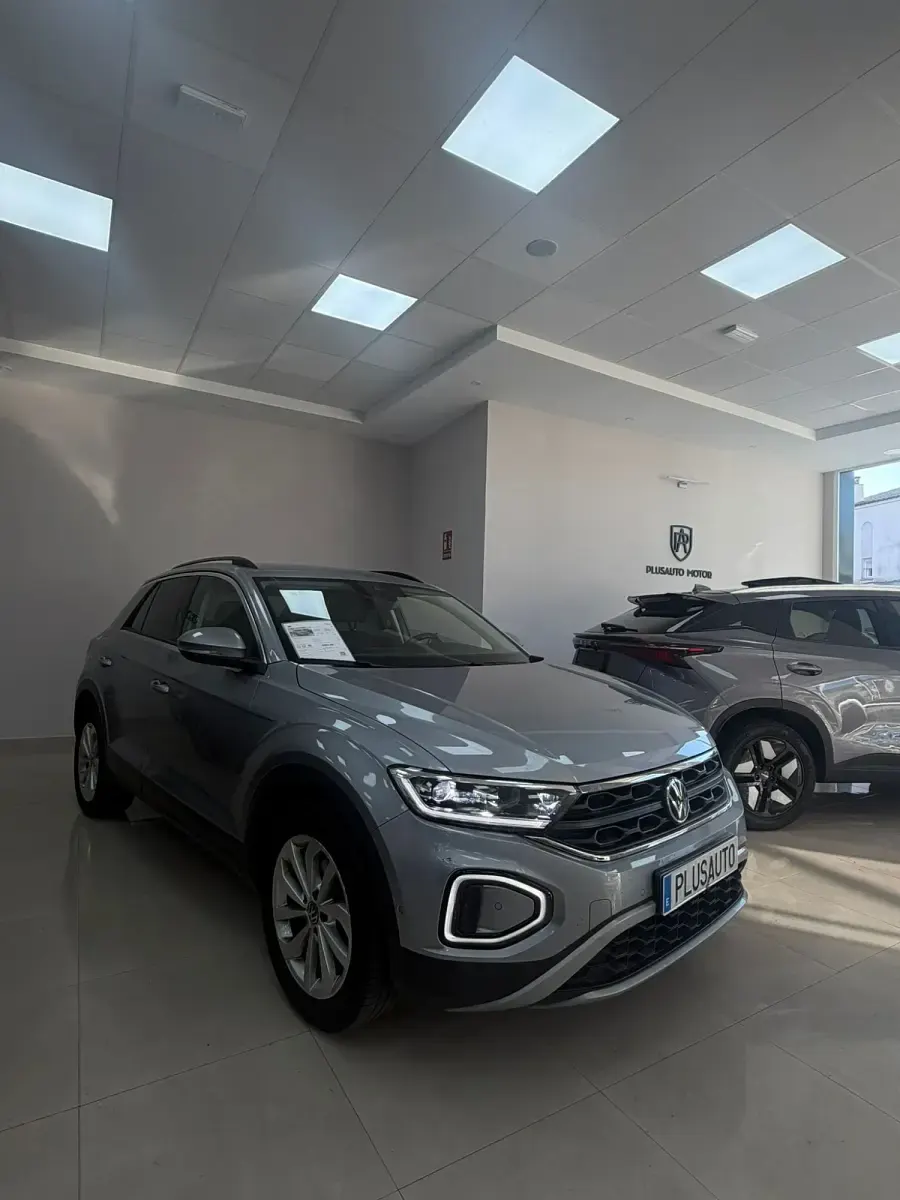Usado VW T-Roc Life 110 CV (80 kW) 2024 Gris SUV