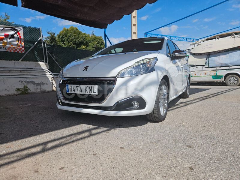 Usado Peugeot 208 Allure 82 CV (60 kW) 2018 Blanco Utilitario