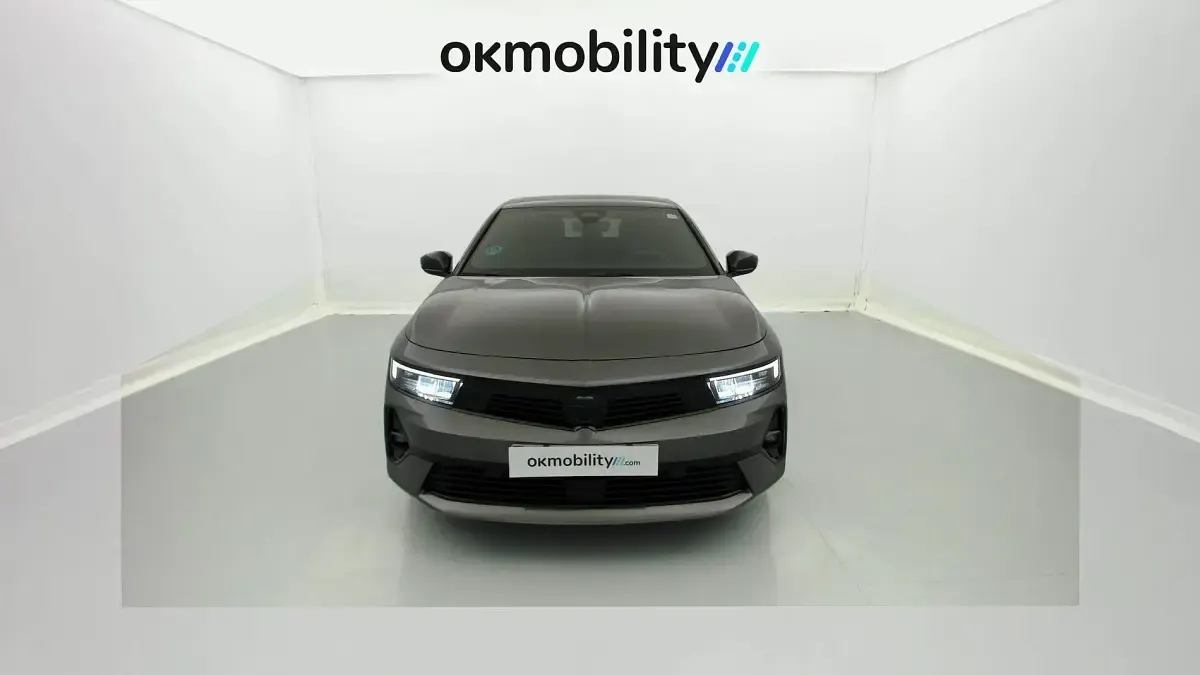 Usado Opel Astra GS Line 131 CV (96 kW) 2022 Vulkan gris / negro Utilitario