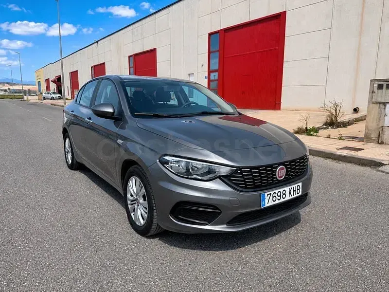 Usado Fiat Tipo Lounge 95 CV (69 kW) 2018 Gris / plata Berlina