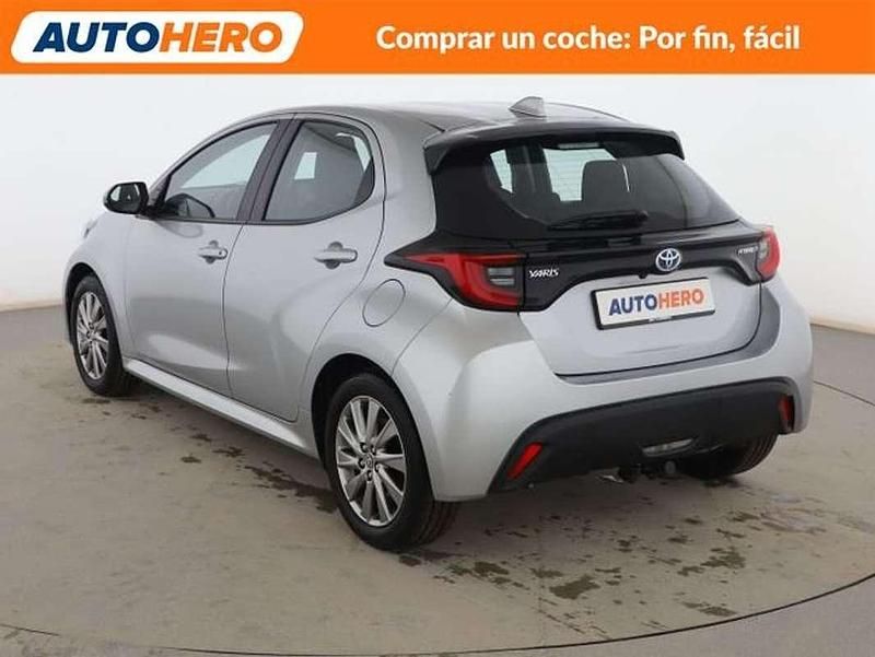 Usado Toyota Yaris Hybrid Active 116 CV (85 kW) 2022 Gris Berlina