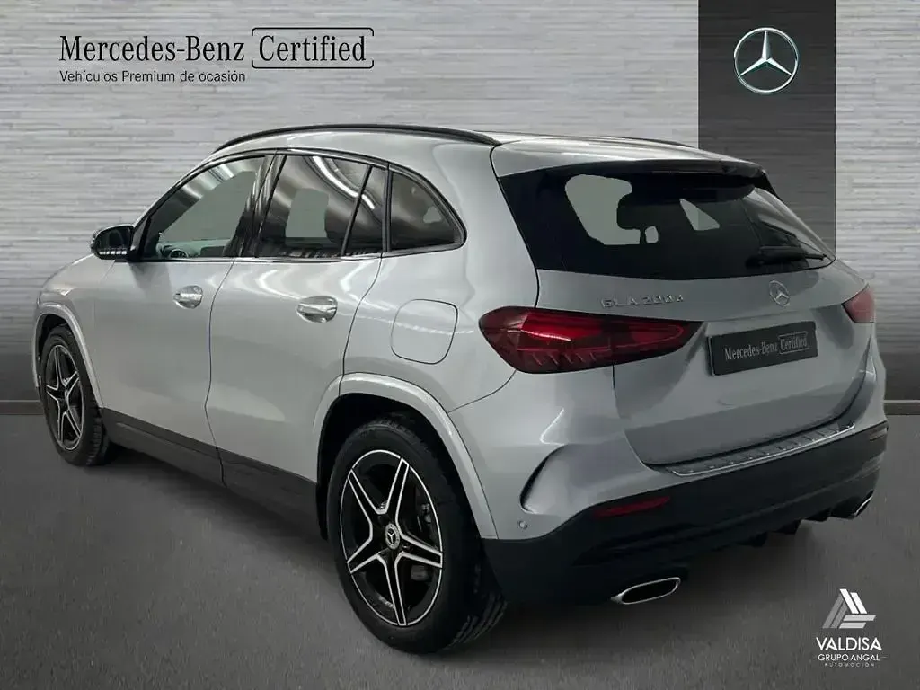 Usado Mercedes GLA200 AMG line 150 CV (110 kW) 2025 Gris / plateado SUV