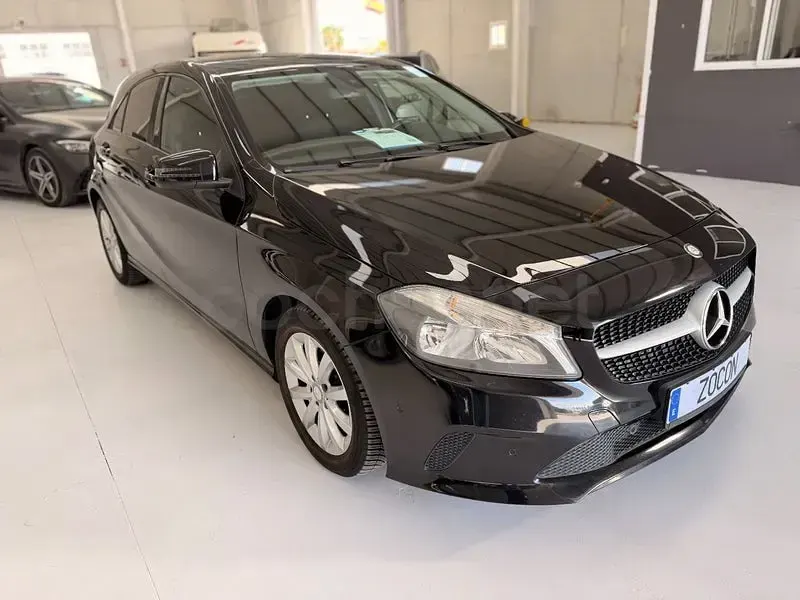 Usado Mercedes A180 109 CV (80 kW) 2017 Negro Utilitario