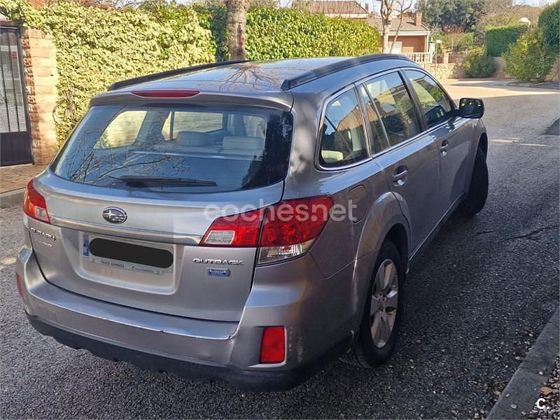 Usado Subaru Outback 150 CV (110 kW) 2009 Gris / plata Familiar