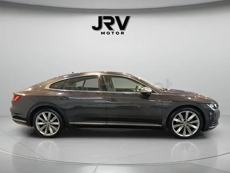 Usado VW Arteon Elegance 150 CV (110 kW) 2019 Gris / plata Utilitario