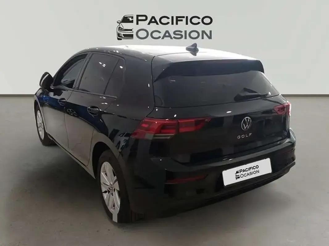 Usado VW Golf VIII Life 110 CV (80 kW) 2022 Negro Utilitario