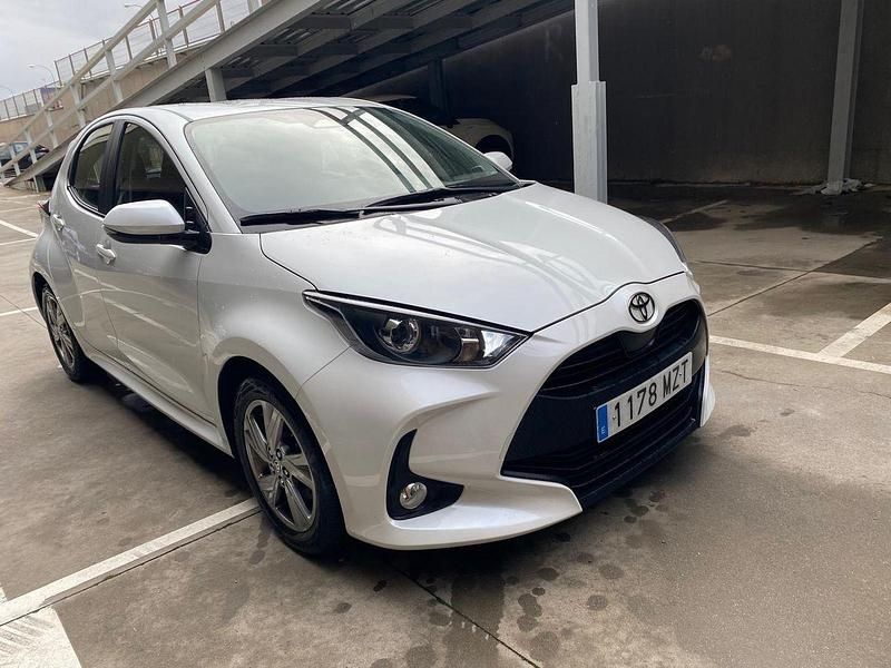 Usado Toyota Yaris Hybrid Active 116 CV (85 kW) 2025 Blanco Berlina