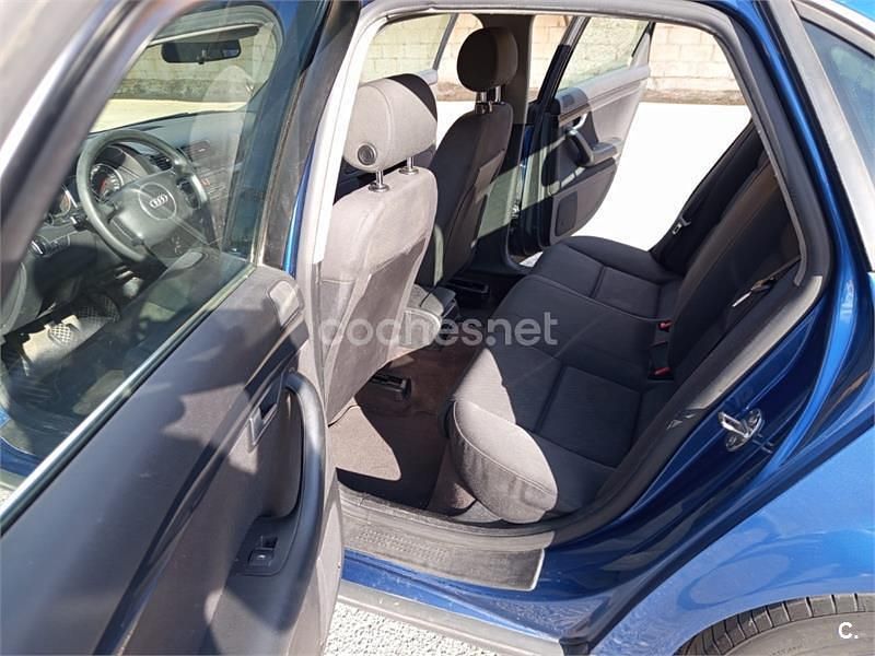 Usado Audi A4 130 CV (95 kW) 2003 Azul Berlina