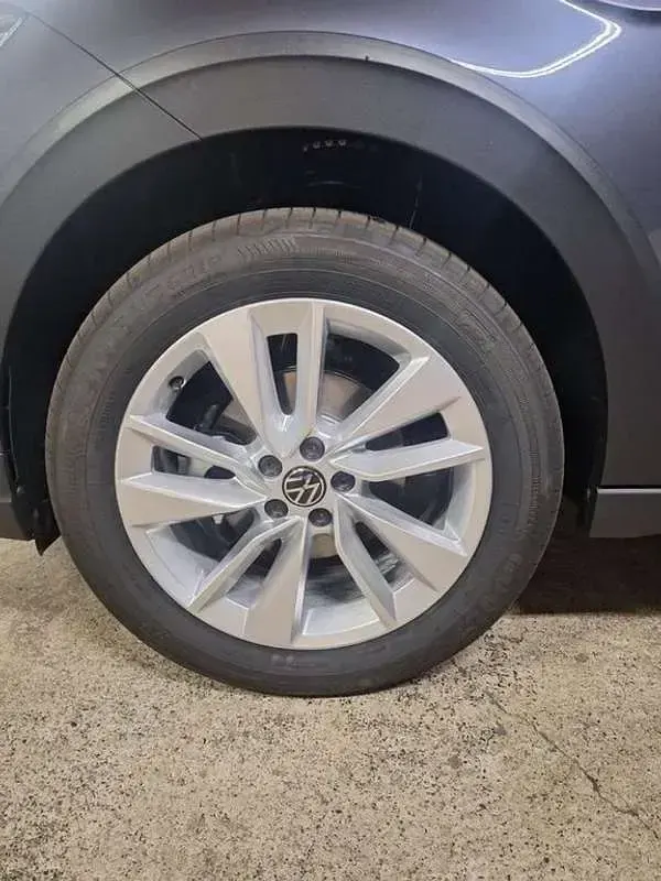 Usado VW Taigo 95 CV (69 kW) 2025 Gris SUV