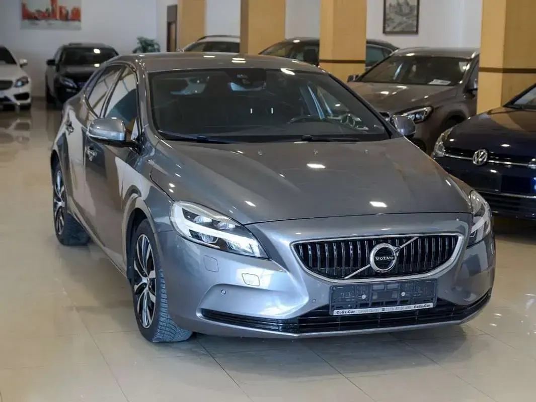 Usado Volvo V40 Momentum 150 CV (110 kW) 2019 Gris / plata Berlina