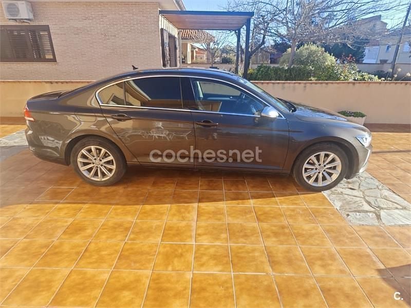 Usado VW Passat Advance 150 CV (110 kW) 2015 Gris / plata Berlina