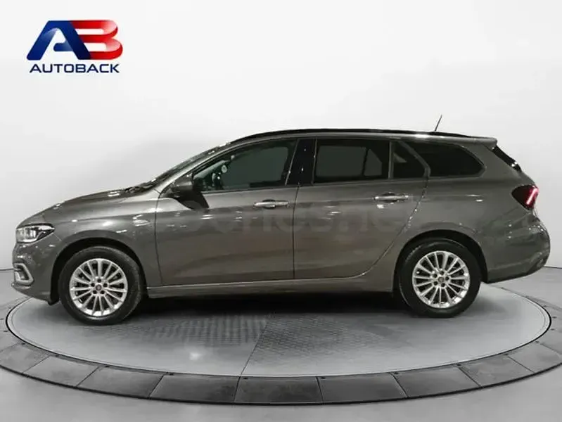 Usado Fiat Tipo Life 95 CV (69 kW) 2022 Gris Familiar