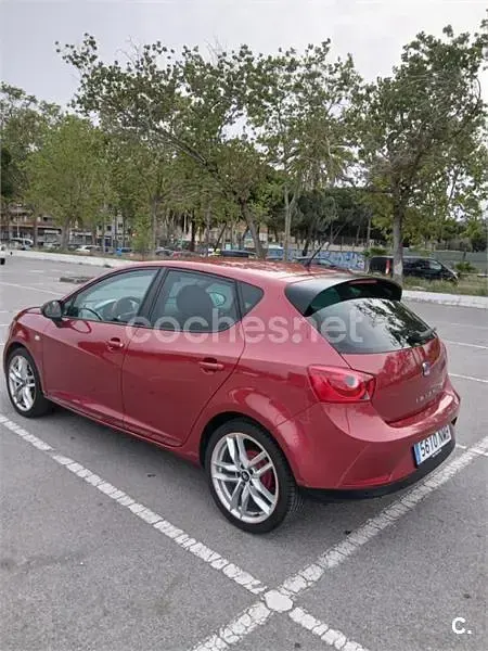 Usado Seat Ibiza Reference 75 CV (55 kW) 2012 Rojo Berlina