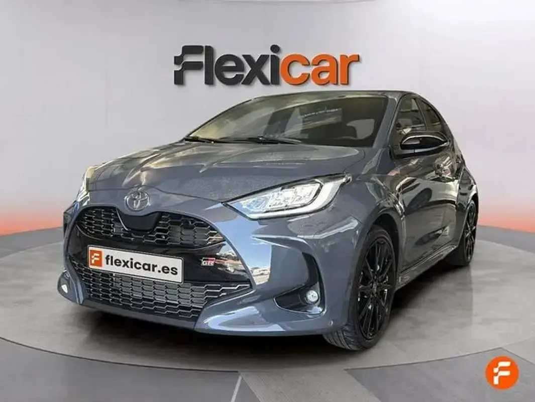 Usado Toyota Yaris Sport 131 CV (96 kW) 2025 Gris Utilitario