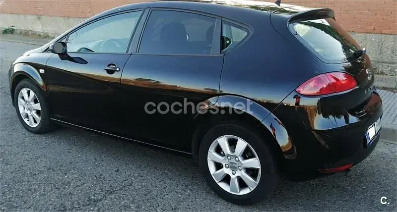 Usado Seat Leon Stylance 105 CV (77 kW) 2007 Negro Utilitario
