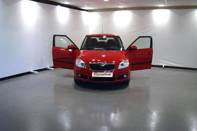 Usado Skoda Fabia 60 CV (44 kW) 2010 Rojo Utilitario