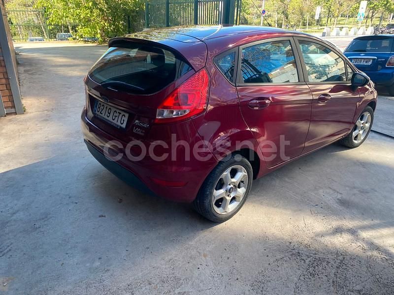 Usado Ford Fiesta Trend 82 CV (60 kW) 2010 Granate Berlina