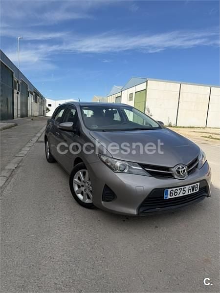 Usado Toyota Auris Business Edition 90 CV (66 kW) 2014 Marrón Berlina