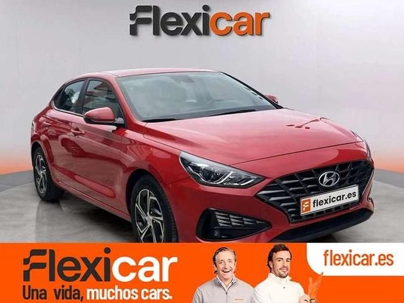 Usado Hyundai i30 120 CV (88 kW) 2022 Rojo Berlina