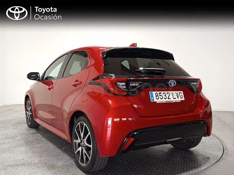 Usado Toyota Yaris Hybrid Plus 116 CV (85 kW) 2021 Rojo Berlina