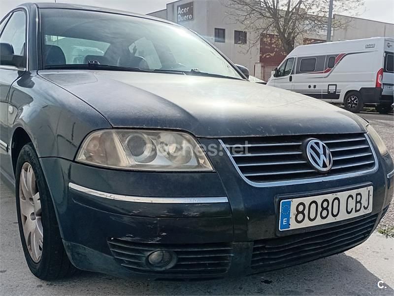 Usado VW Passat Highline 130 CV (95 kW) 2002 Gris / plata Berlina